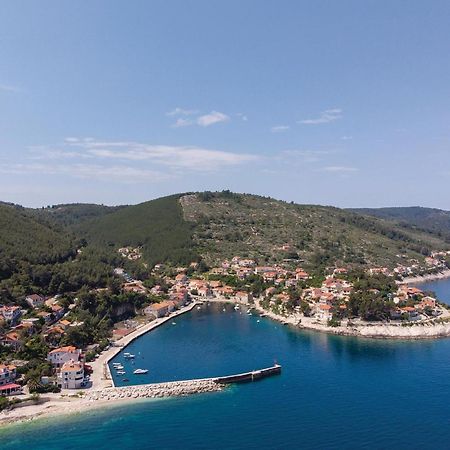 Cozy Apartment In Prigradica With House Sea View Екстериор снимка
