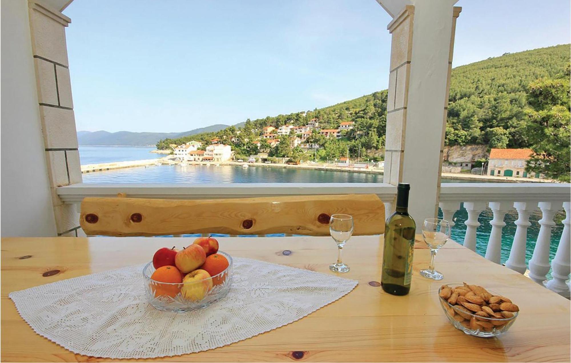 Cozy Apartment In Prigradica With House Sea View Екстериор снимка