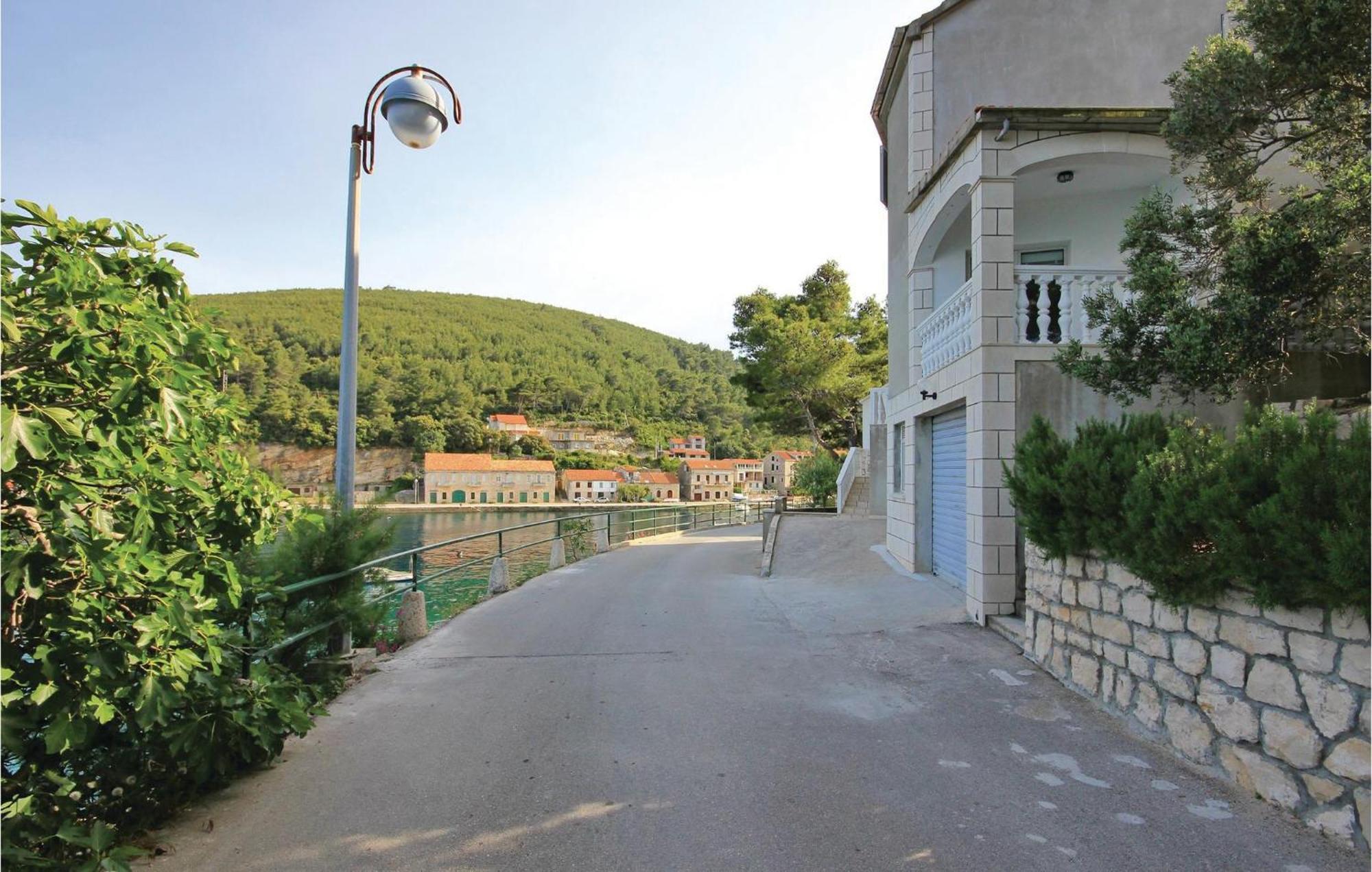 Cozy Apartment In Prigradica With House Sea View Екстериор снимка