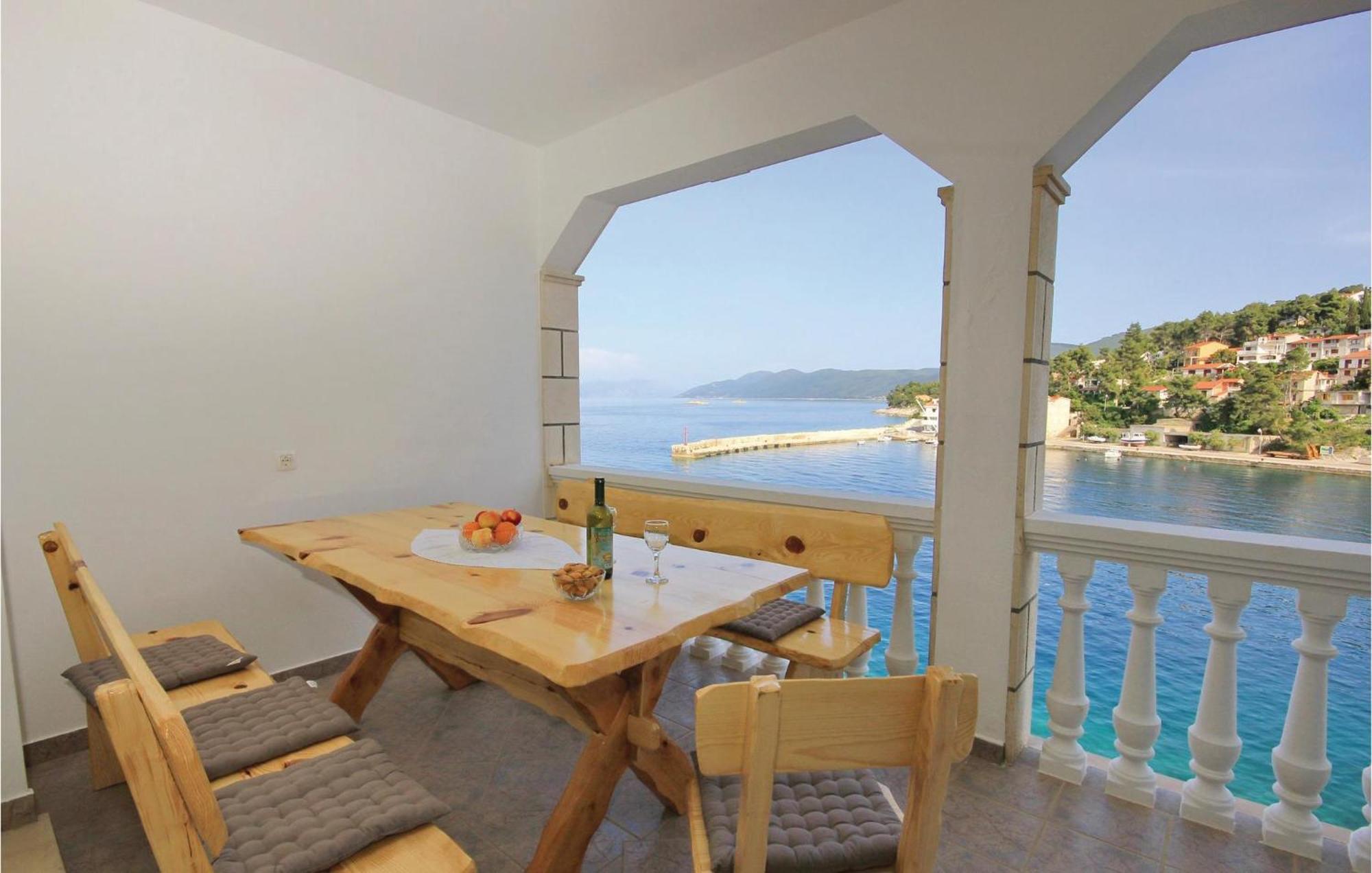 Cozy Apartment In Prigradica With House Sea View Екстериор снимка