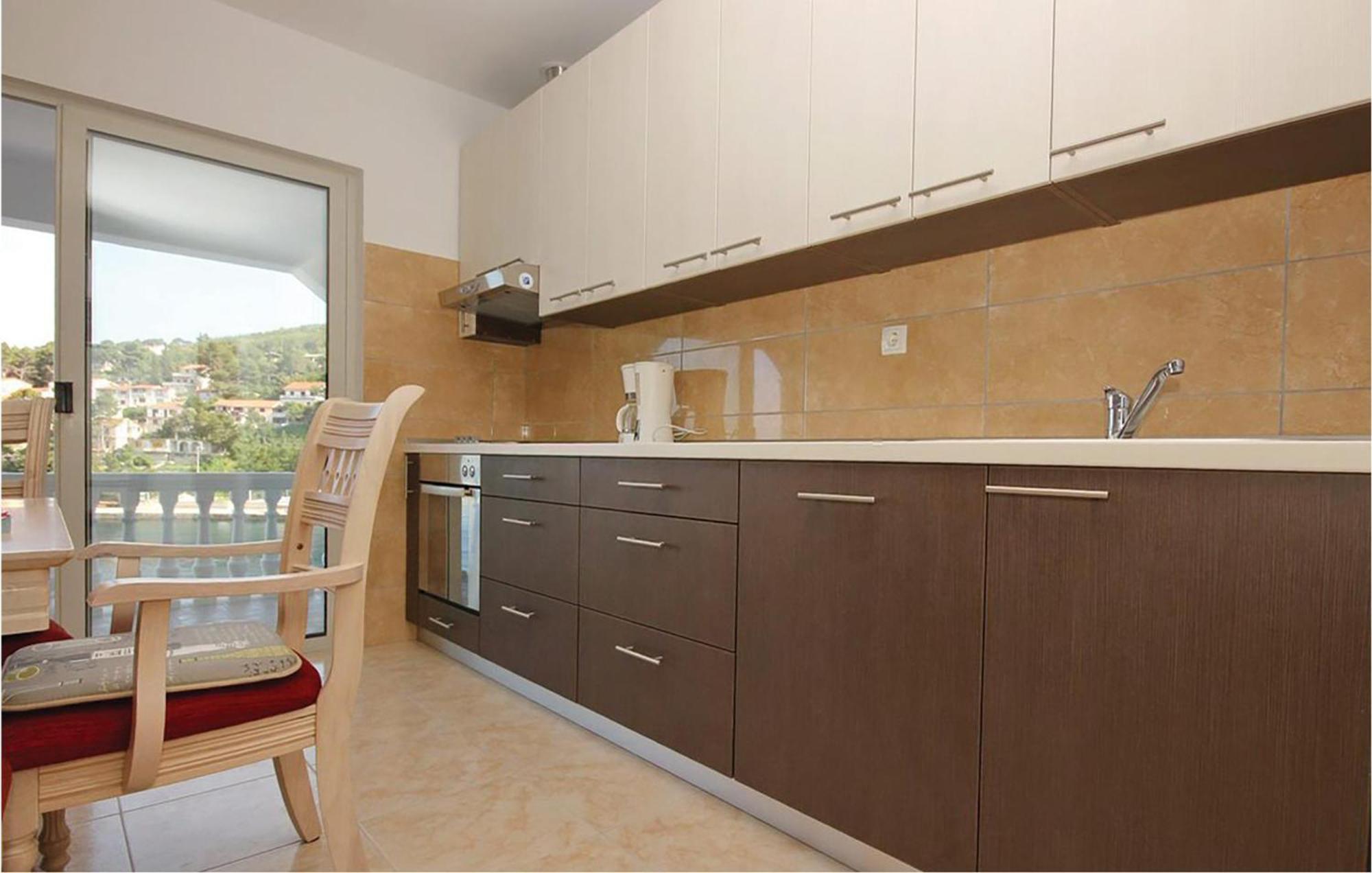 Cozy Apartment In Prigradica With House Sea View Екстериор снимка