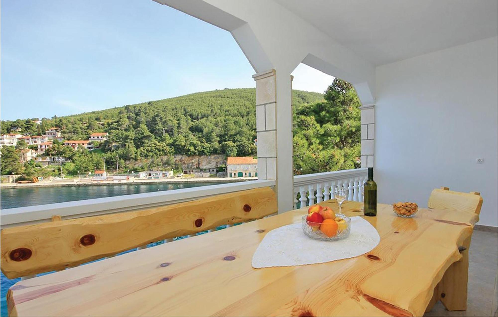 Cozy Apartment In Prigradica With House Sea View Екстериор снимка