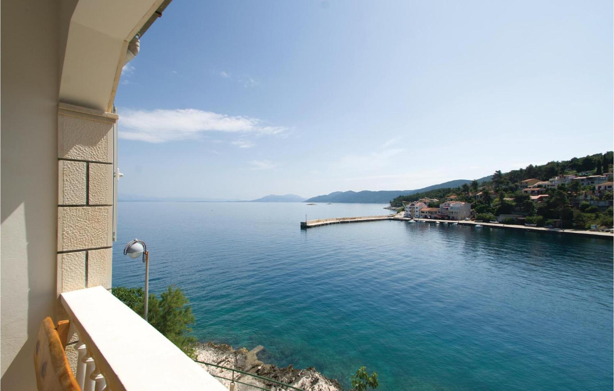 Cozy Apartment In Prigradica With House Sea View Екстериор снимка