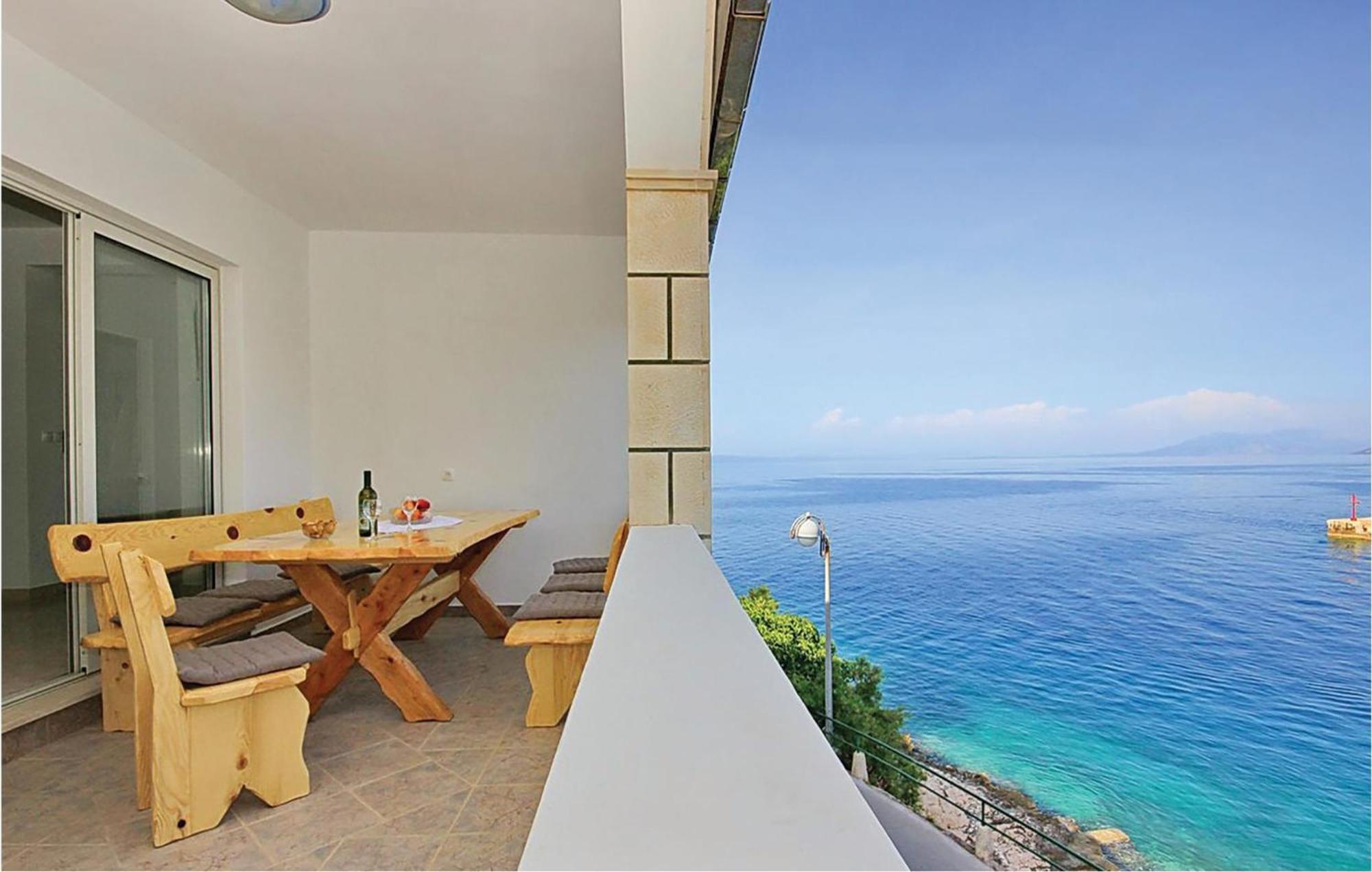Cozy Apartment In Prigradica With House Sea View Екстериор снимка