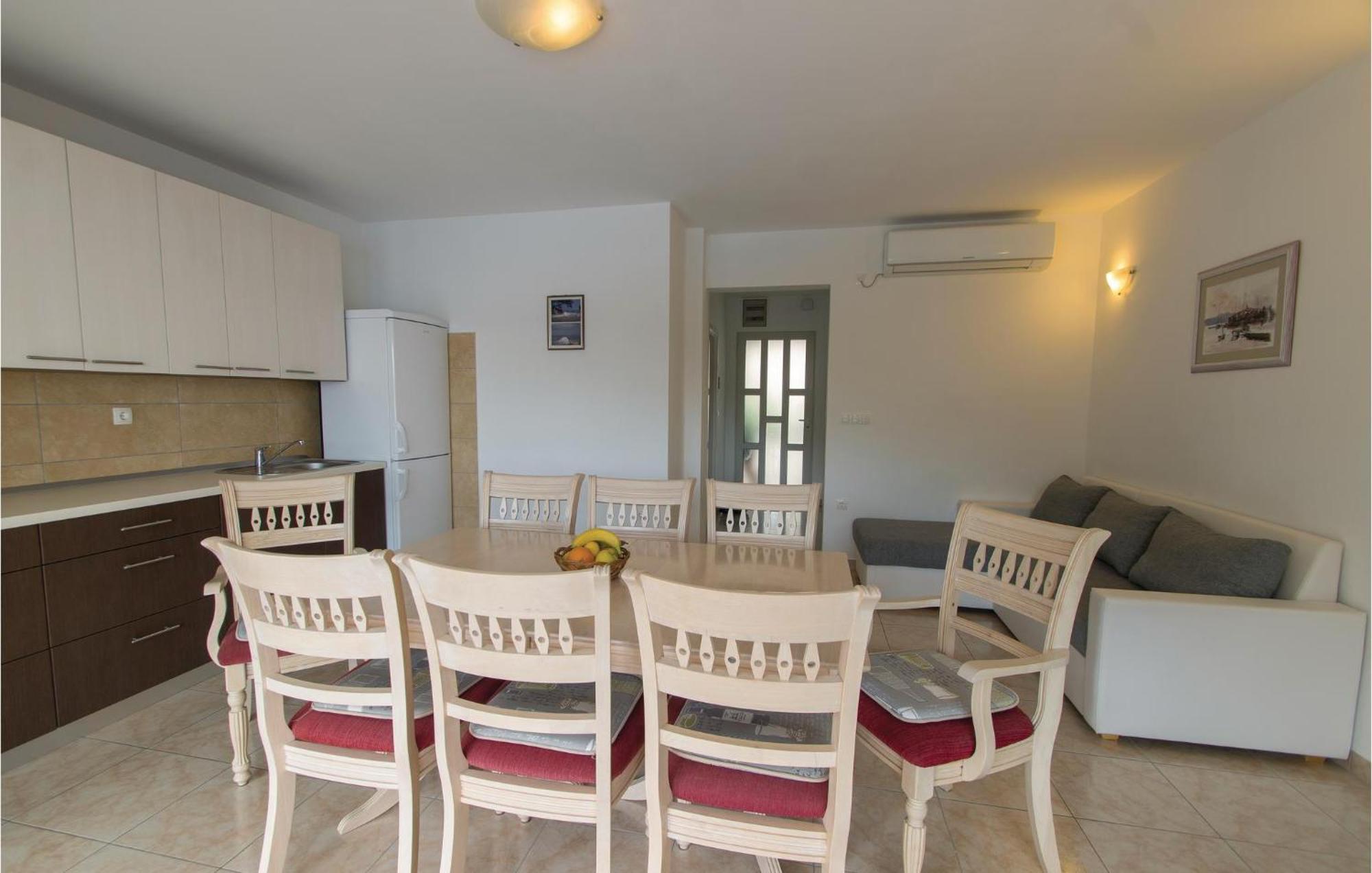 Cozy Apartment In Prigradica With House Sea View Екстериор снимка