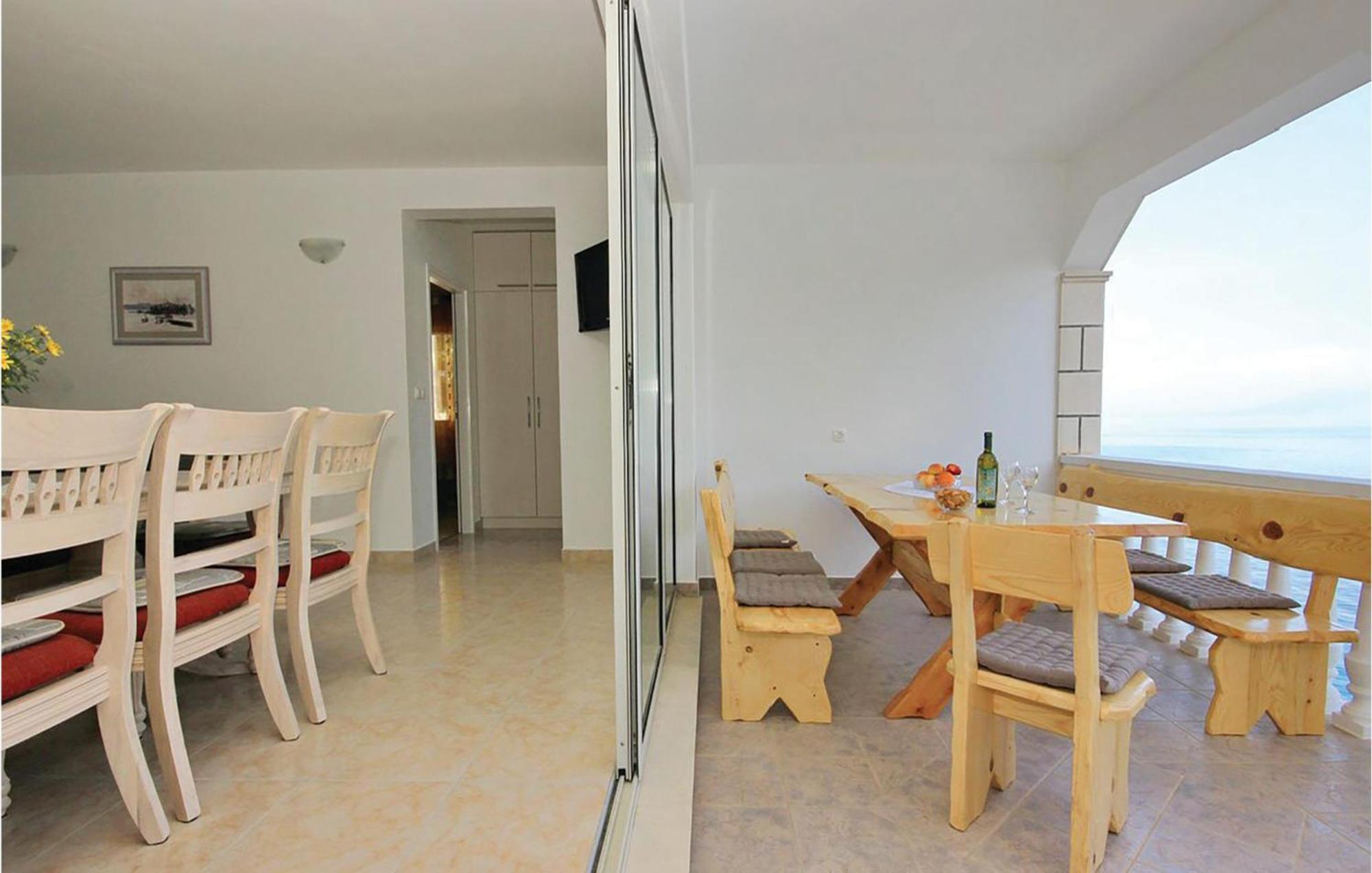 Cozy Apartment In Prigradica With House Sea View Екстериор снимка