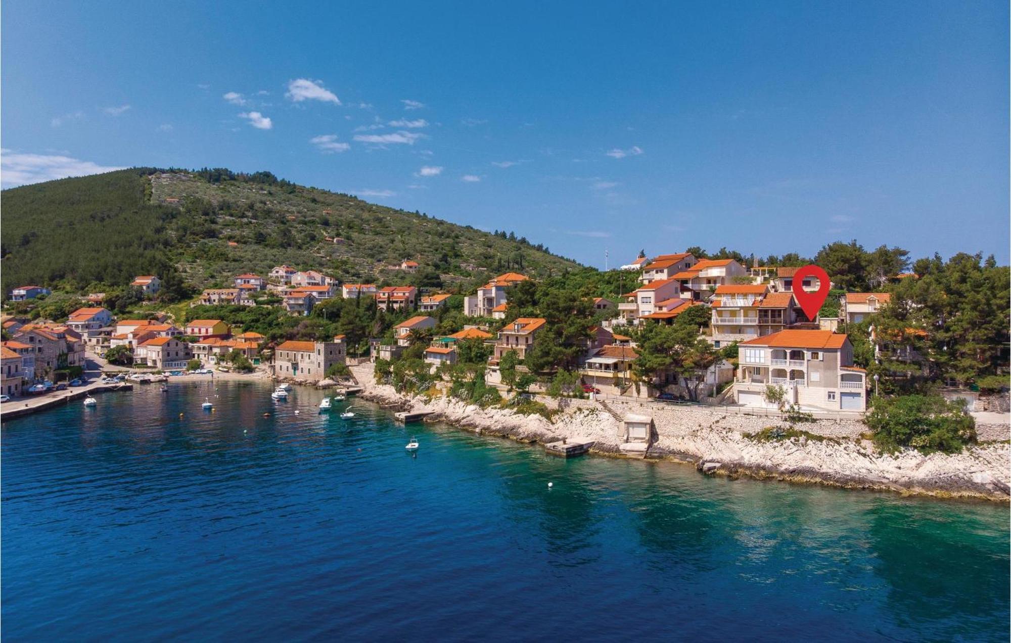 Cozy Apartment In Prigradica With House Sea View Екстериор снимка