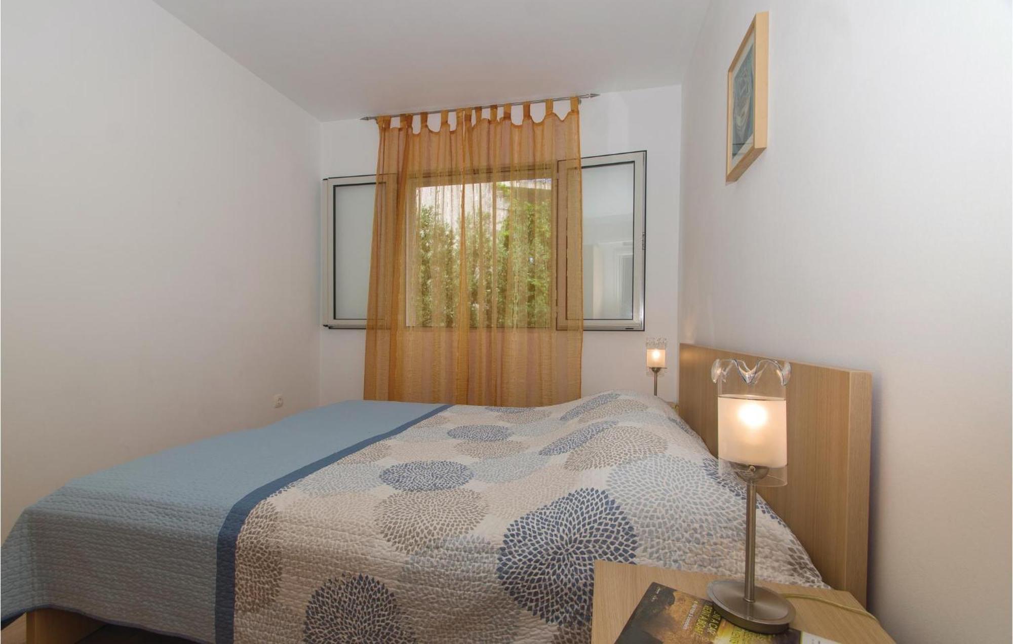 Cozy Apartment In Prigradica With House Sea View Екстериор снимка