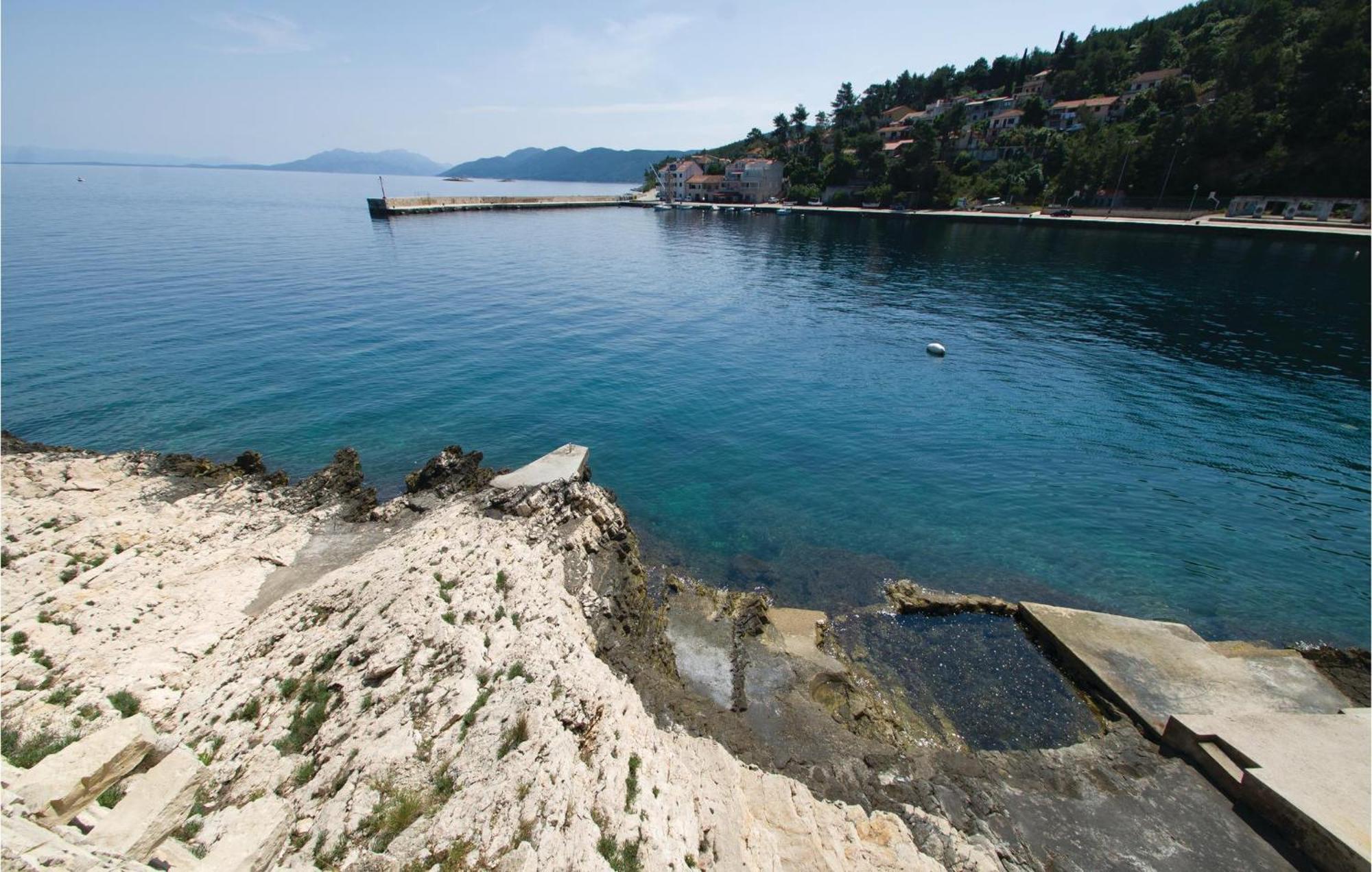 Cozy Apartment In Prigradica With House Sea View Екстериор снимка