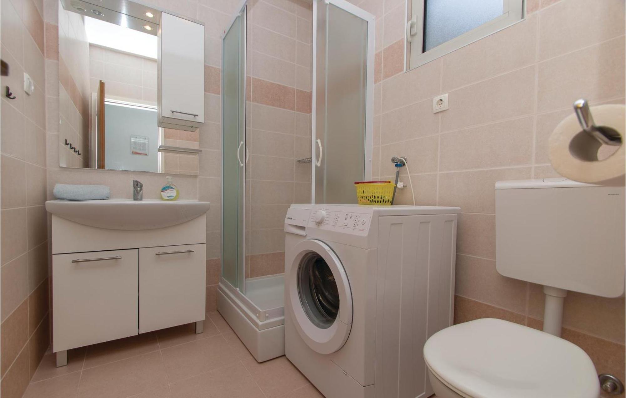 Cozy Apartment In Prigradica With House Sea View Екстериор снимка